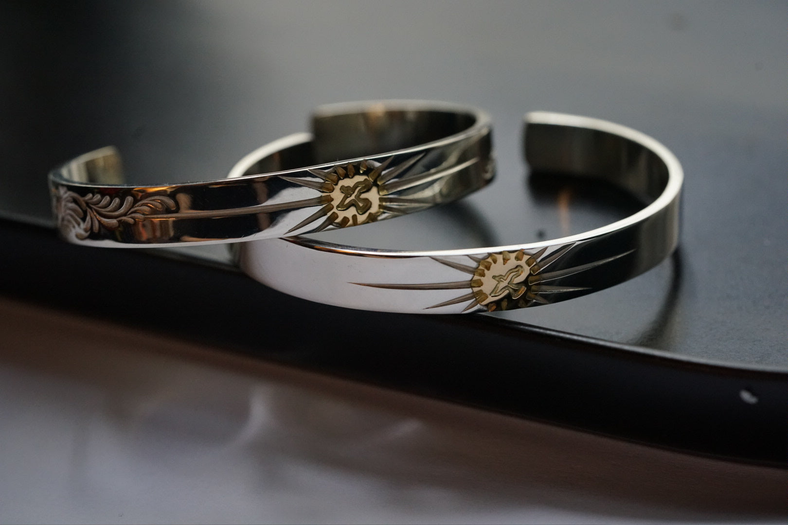 Silver Dollar Craft 8mm 18K Gold Radiation Flat Bangle