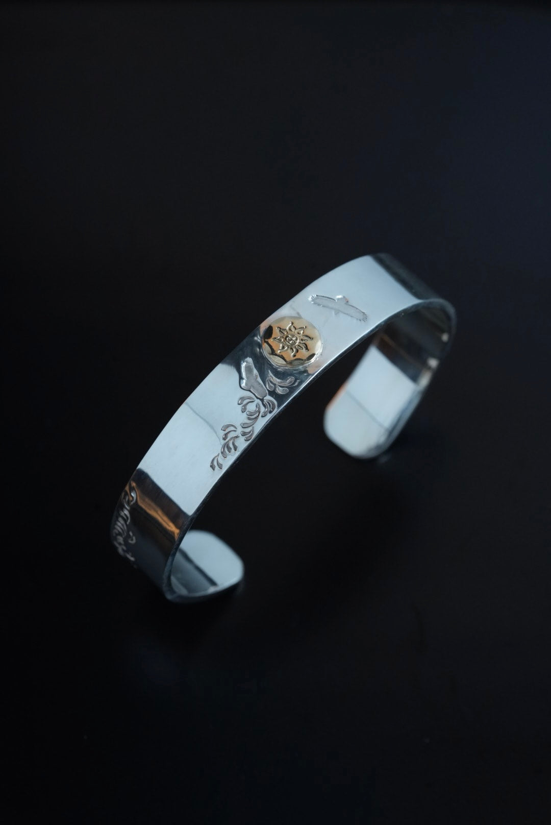 Albatory 18K Gold Point Arabesque Bangle