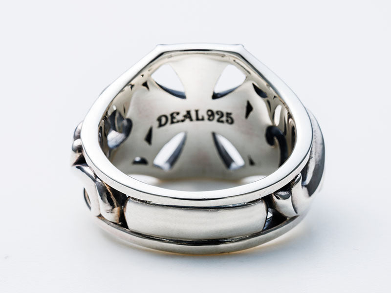 Stormy Frame Ring: Cross