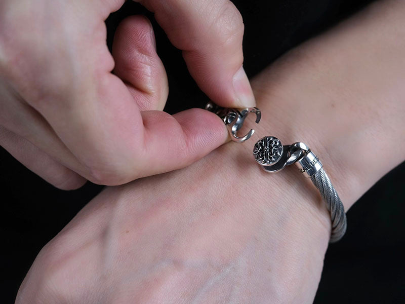 Stainless Steel Wire Bangle: Tiny Clip