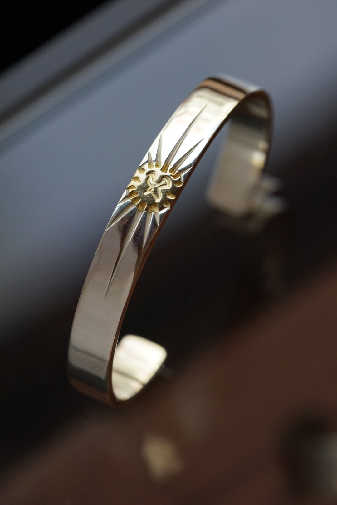 Silver Dollar Craft 8mm 18K Gold Radiation Flat Bangle