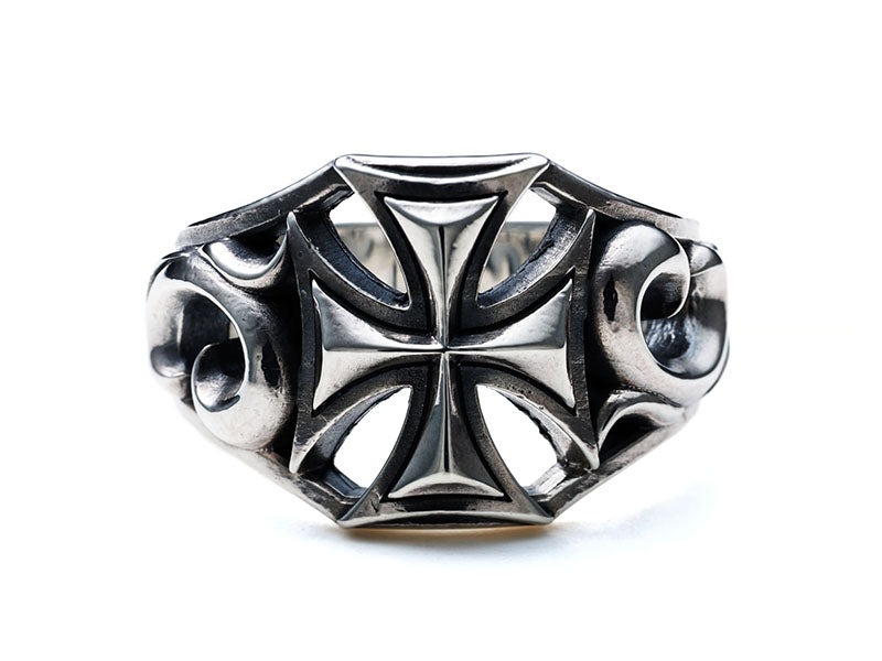 Stormy Frame Ring: Cross