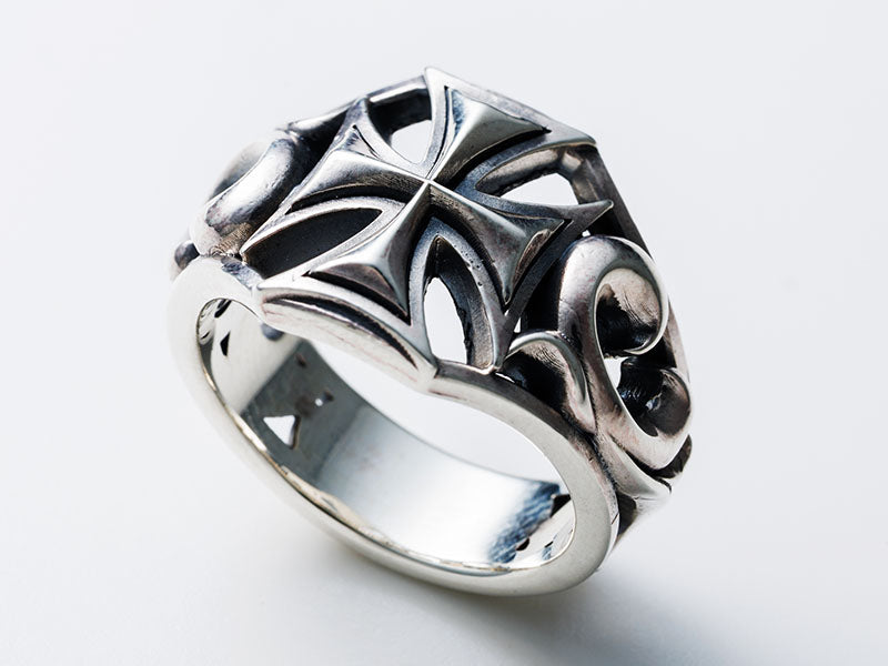 Stormy Frame Ring: Cross