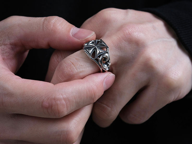 Stormy Frame Ring: Cross