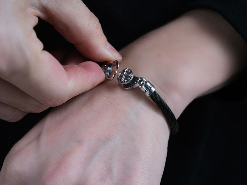 Stainless Steel Wire Bangle: Tiny Clip