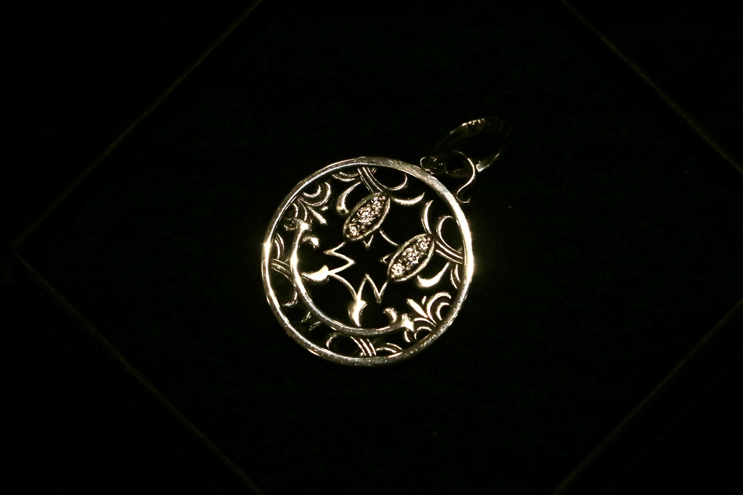 Flash Eye Smile Pendant