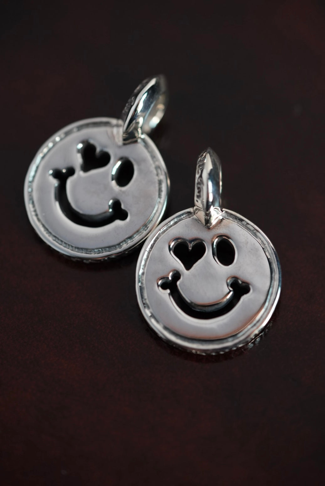 C370 Happy Face With Heart Eye Charm