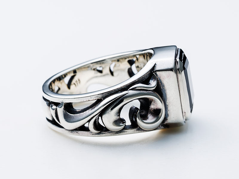 Stormy Frame Ring: Stone