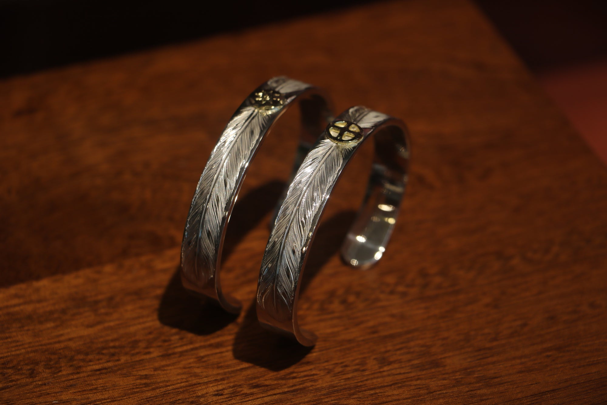 Albatory Engraved Double Feather 18K Gold Point Bangle