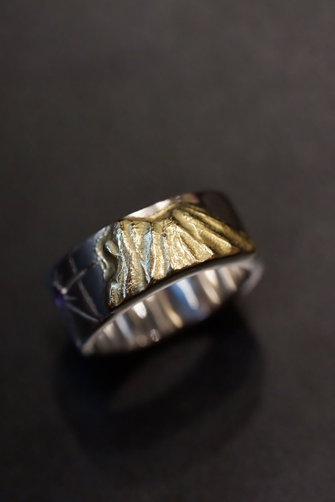 18K 金山獅子山放射戒指