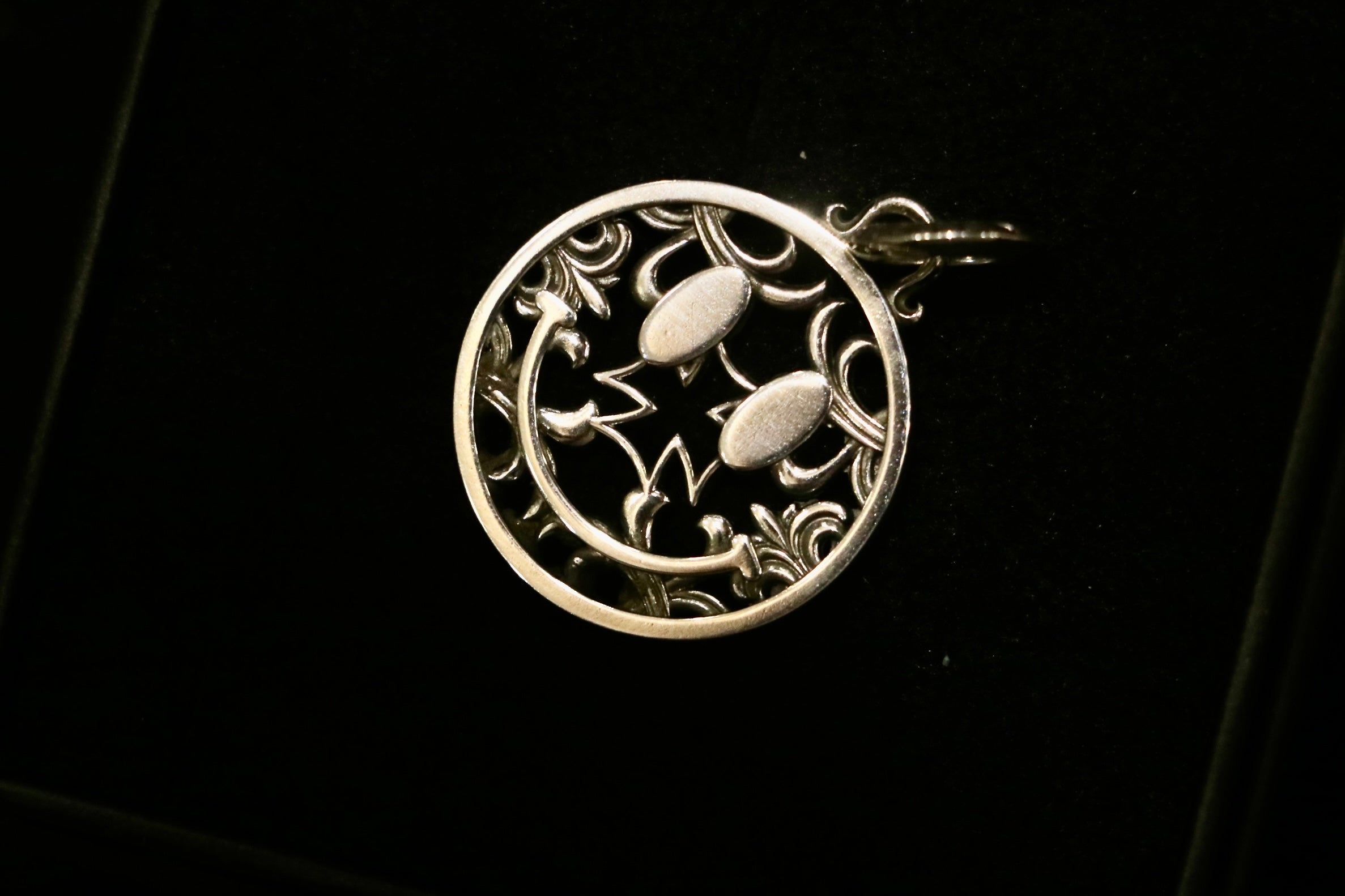 Flash Eye Smile Pendant