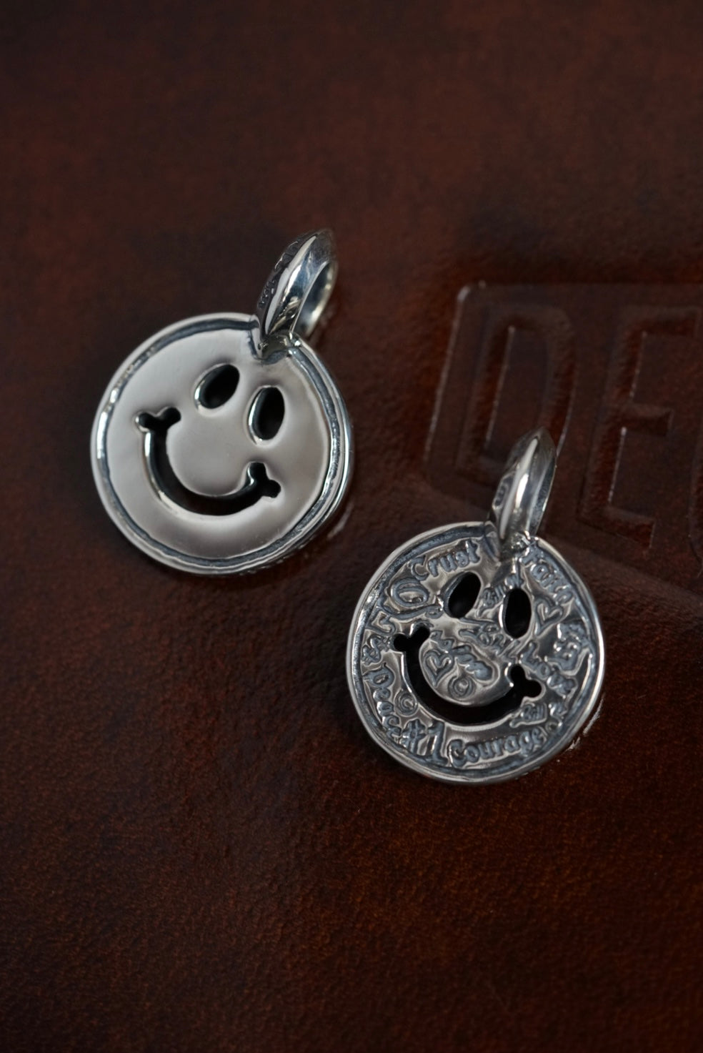 C359GR Graffiti Happy Face Charm