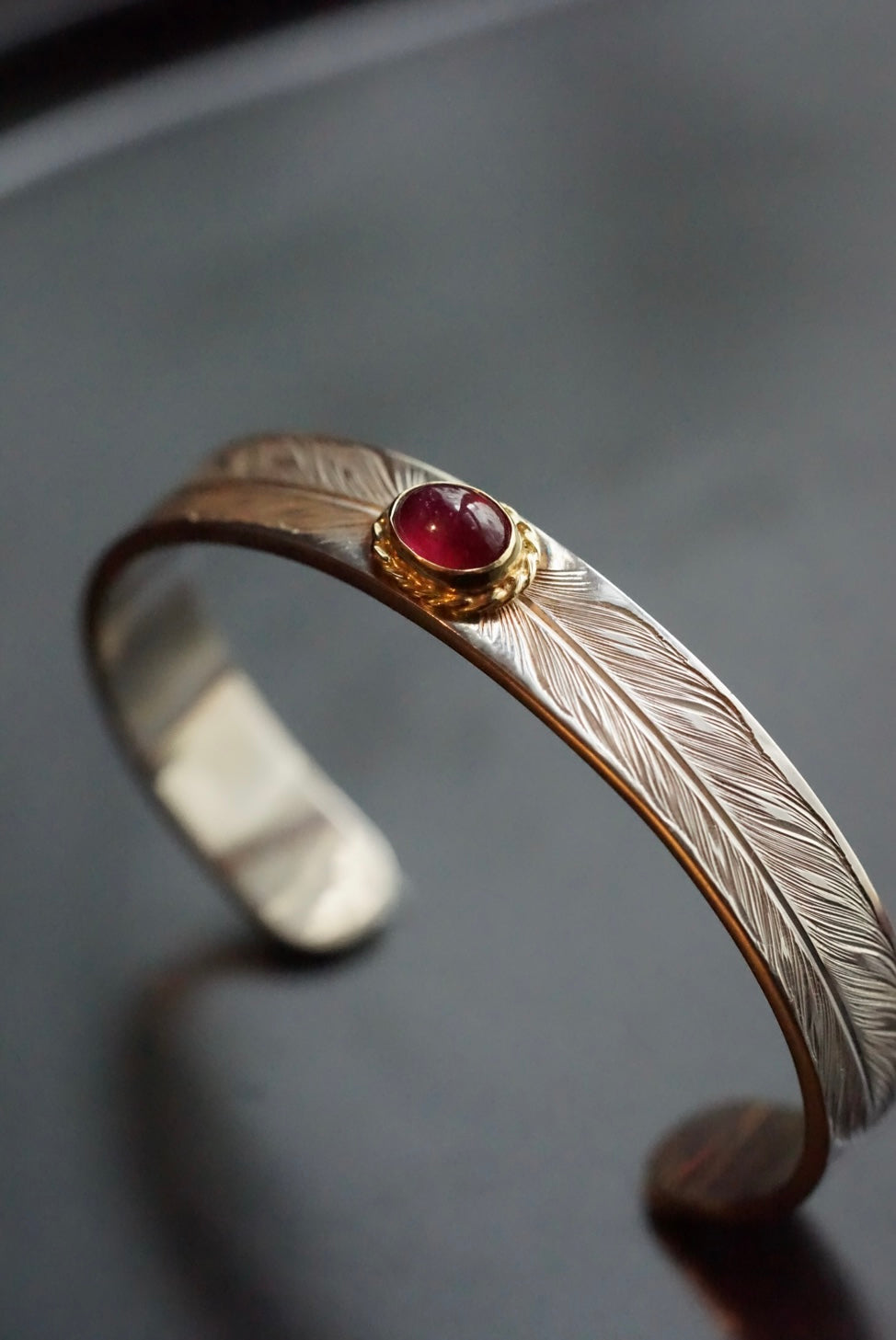 Albatory Engraved Double Silver Feather 18K Gold Cup Bangle w/ Garnet