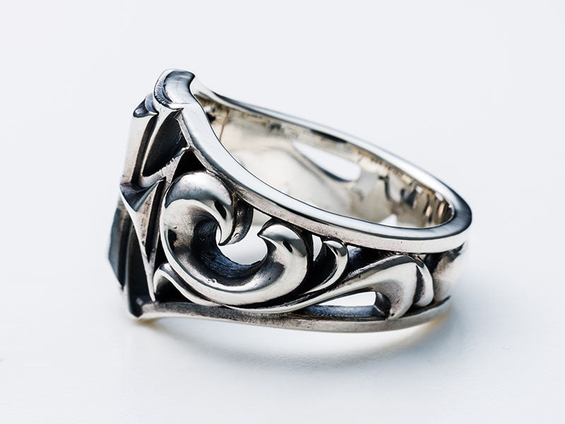 Stormy Frame Ring: Cross
