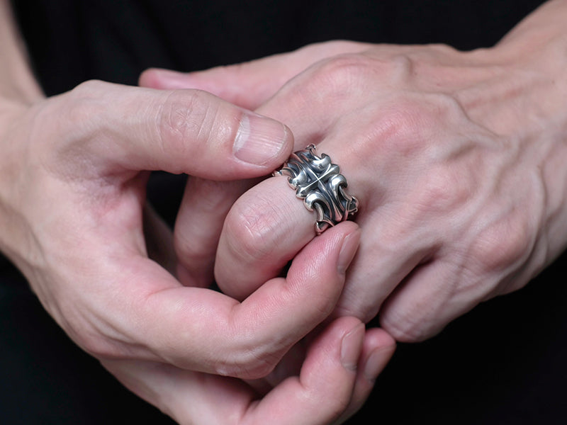 Deal Design - Horn Cross Ring 8