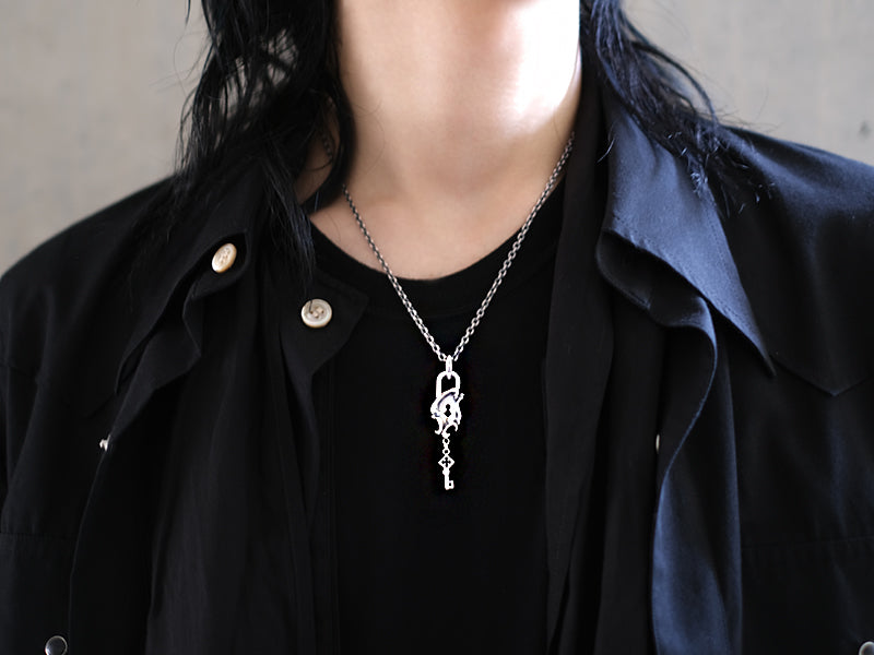 Deal Design - Keyhole Crest Pendant 7