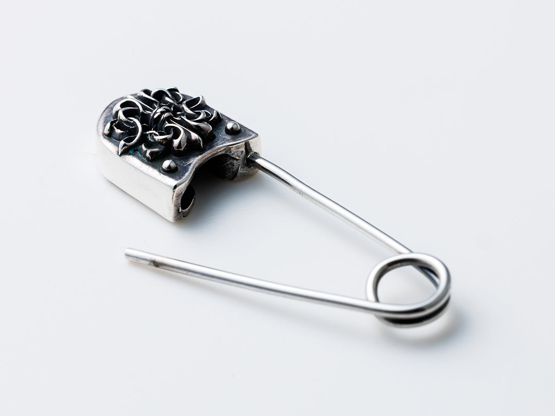 Deal Design - Safety Pin Pierce 4