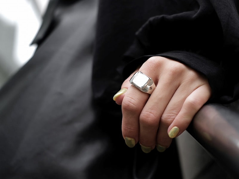 Deal Design - Under Signet Ring 7
