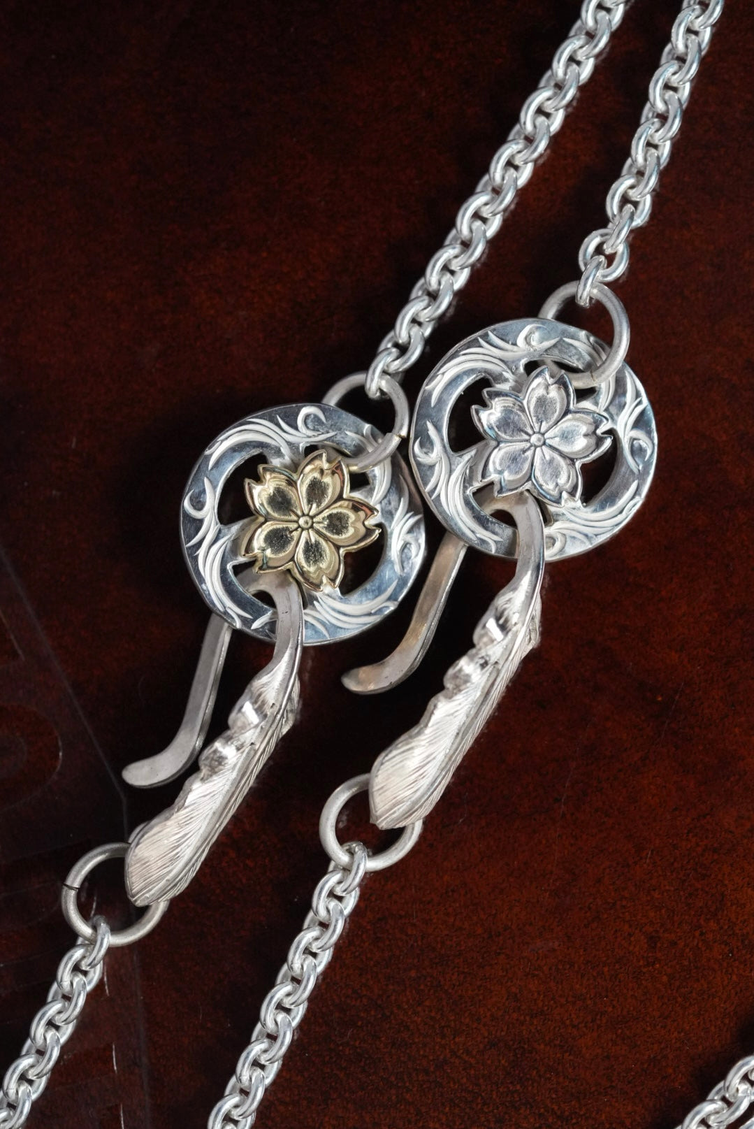 Ninemetal Silver Feather Hook Sakura Point Arabesque Wheel Chain