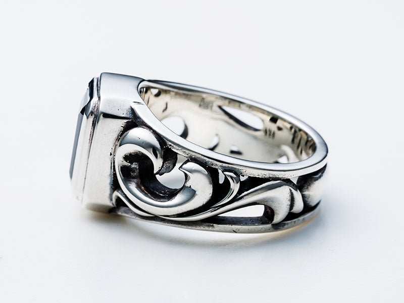 Stormy Frame Ring: Stone