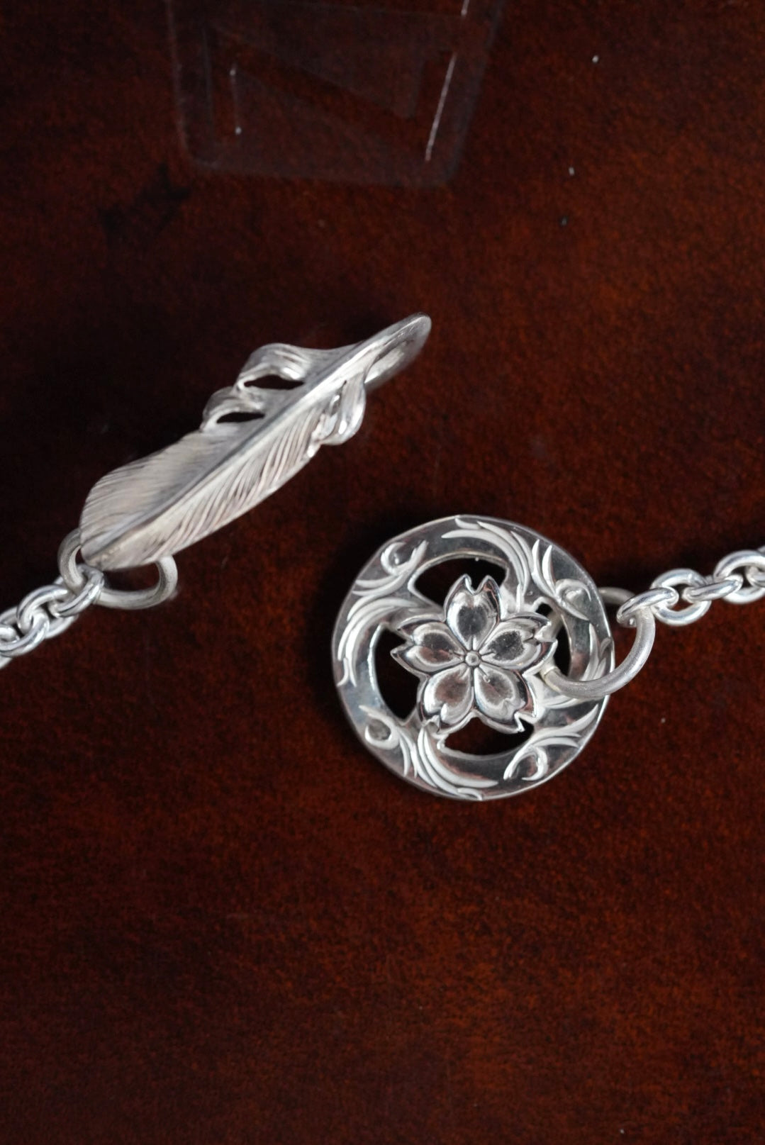 Ninemetal Silver Feather Hook Sakura Point Arabesque Wheel Chain