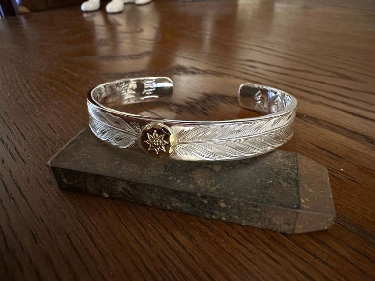 Albatory Engraved Double Feather 18K Gold Point Bangle