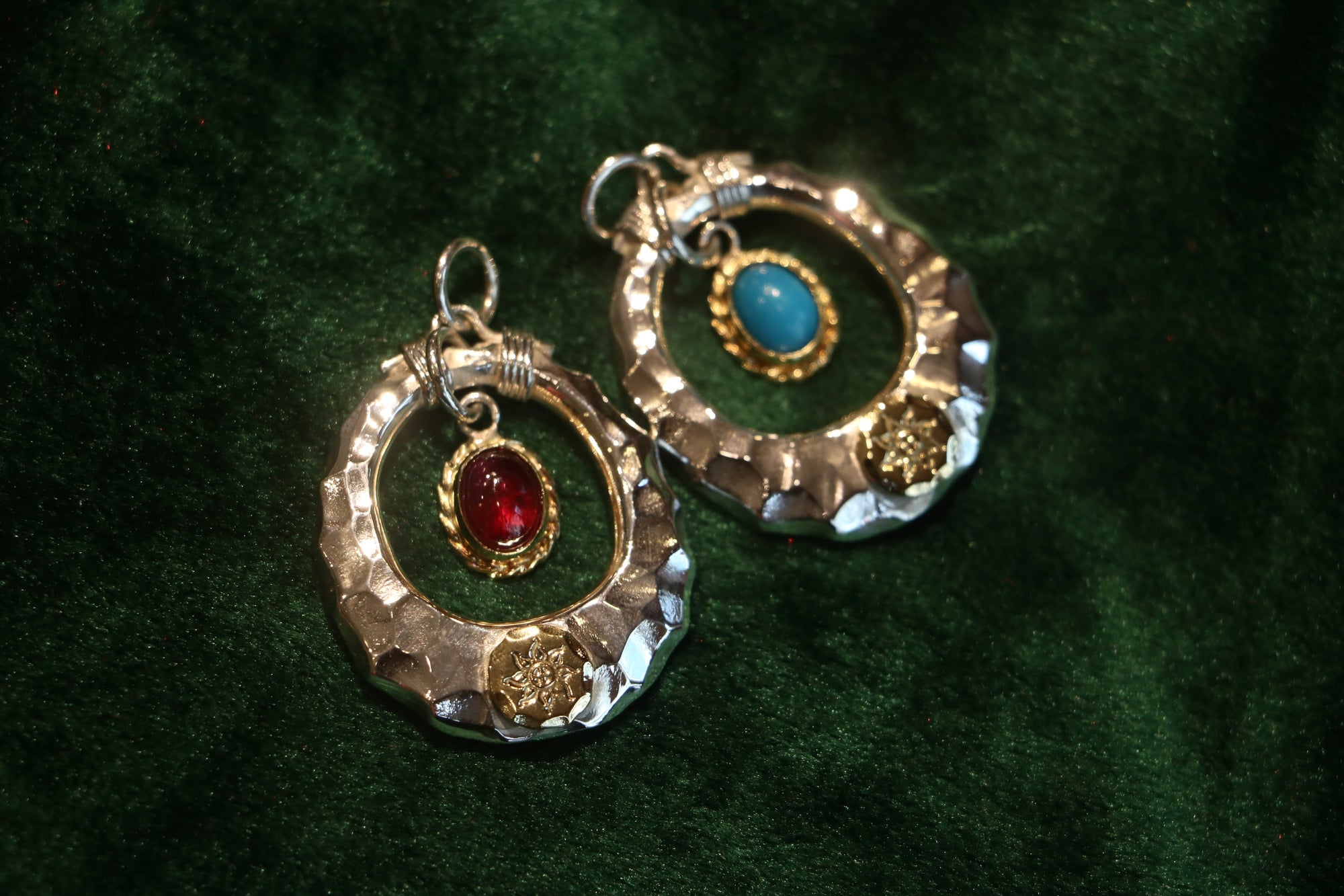 Albatory「Sungate」18Kt Gold Cup Gold Point Pendant w/Garnet