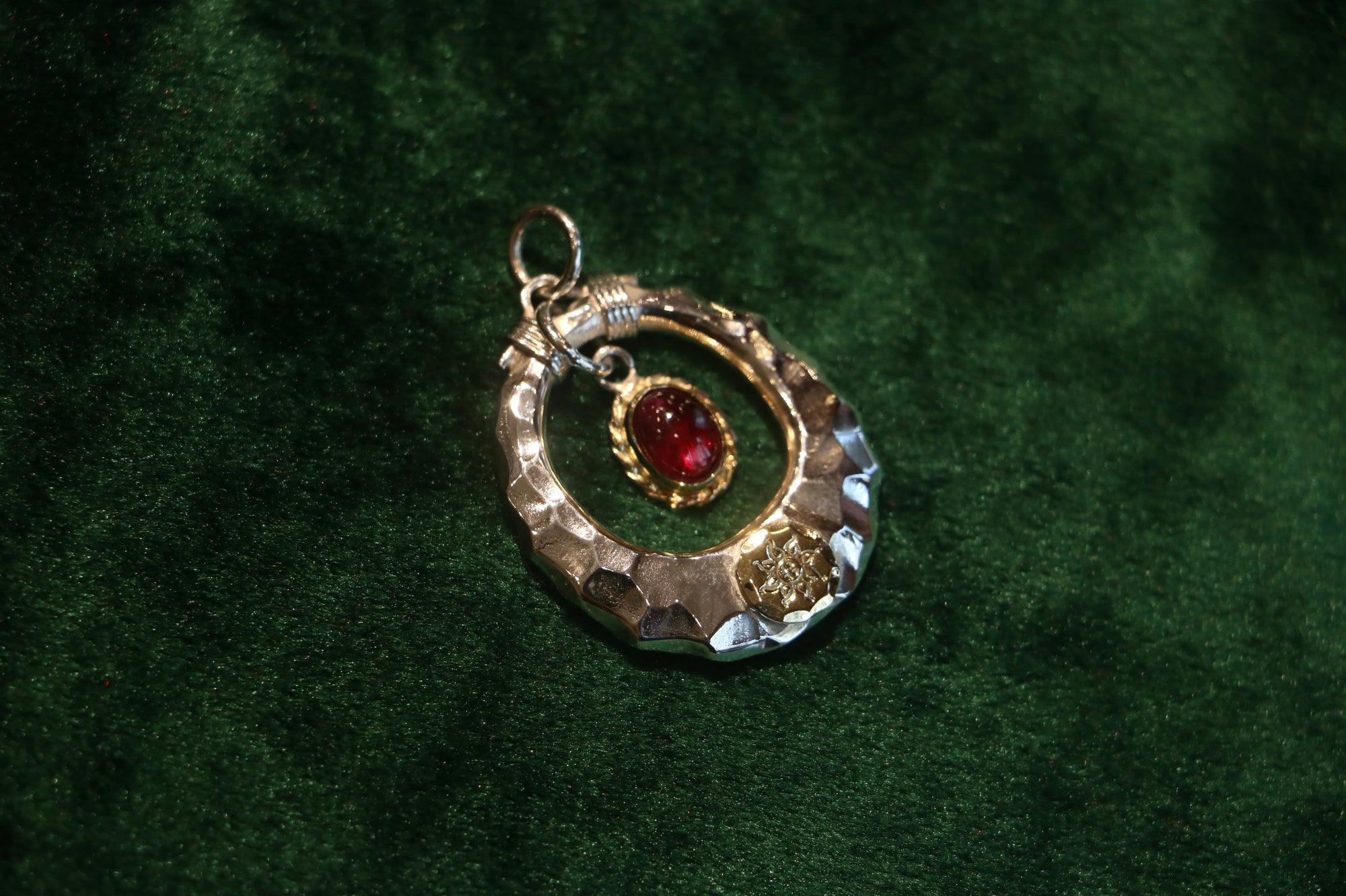 Albatory「Sungate」18Kt Gold Cup Gold Point Pendant w/Garnet