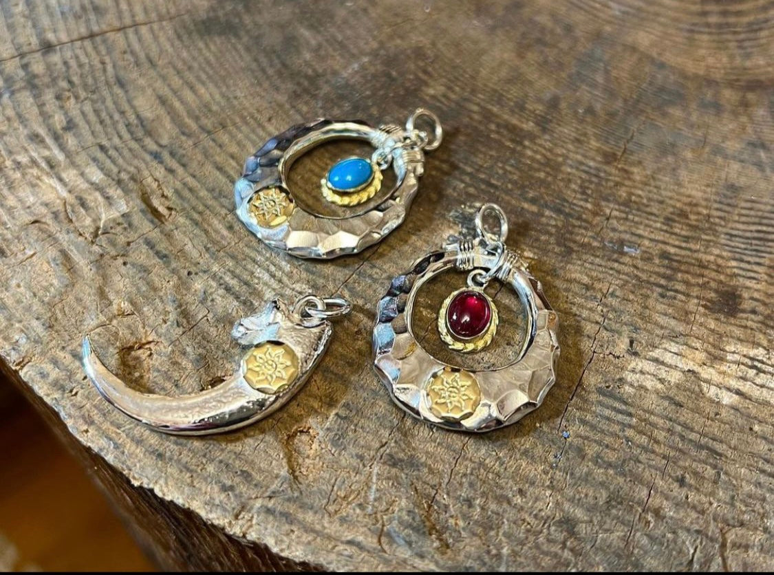 Albatory「Sungate」18Kt Gold Cup Gold Point Pendant w/Garnet