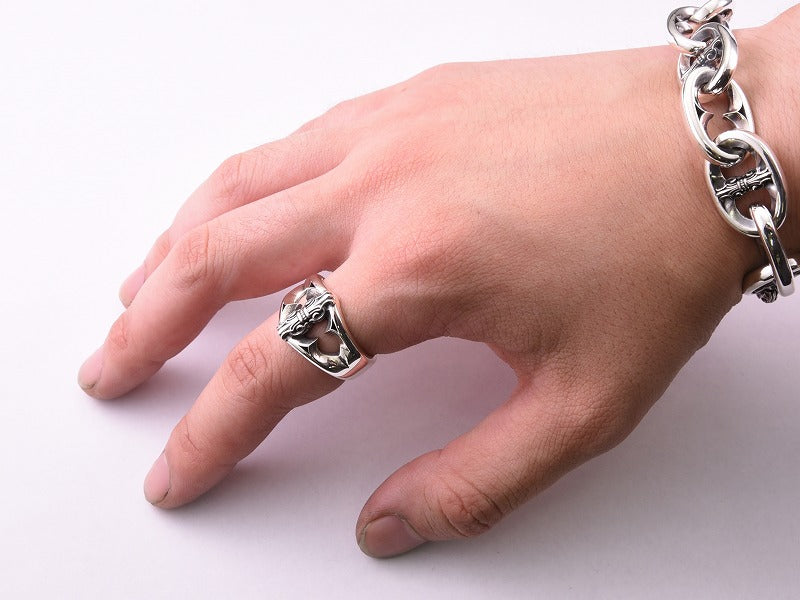 Deal Design Gate Fang Ring