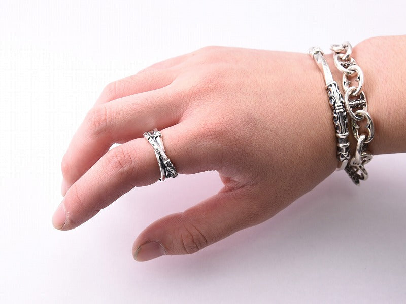 Deal Design Twist Gate Ring