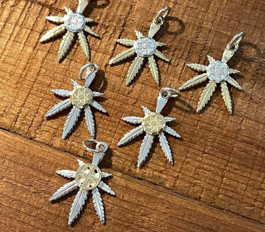 Albatory 18Kt Gold Point Cannabis Leaf Pendant