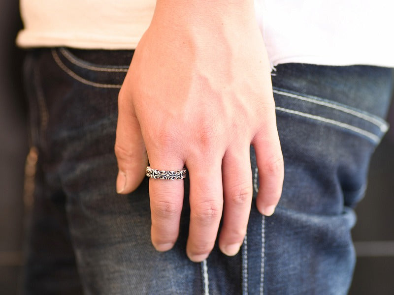 Deal Design Lip Stud Ring