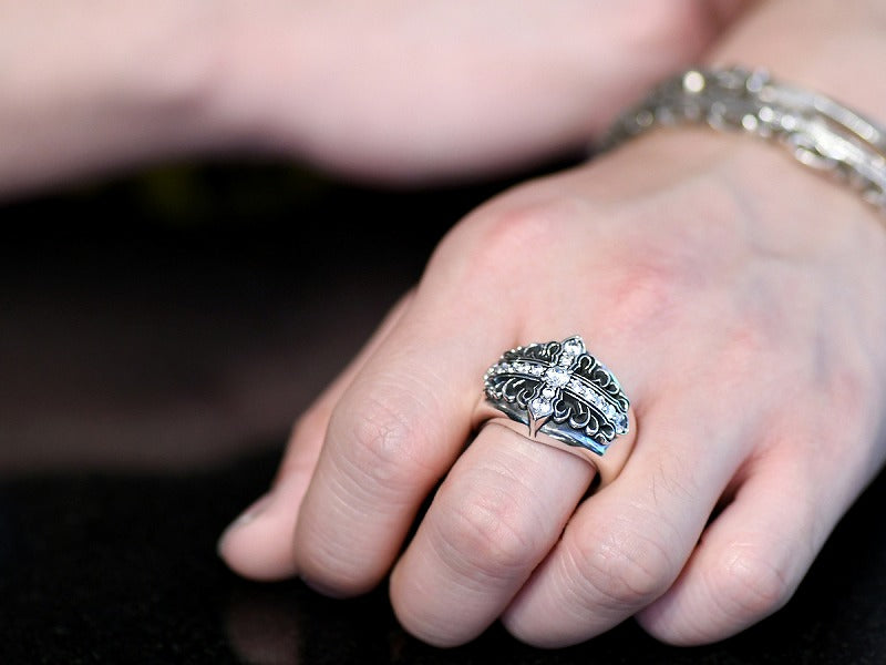 Deal Design Glare Cross Ring