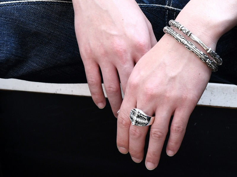 Deal Design Glare Cross Ring