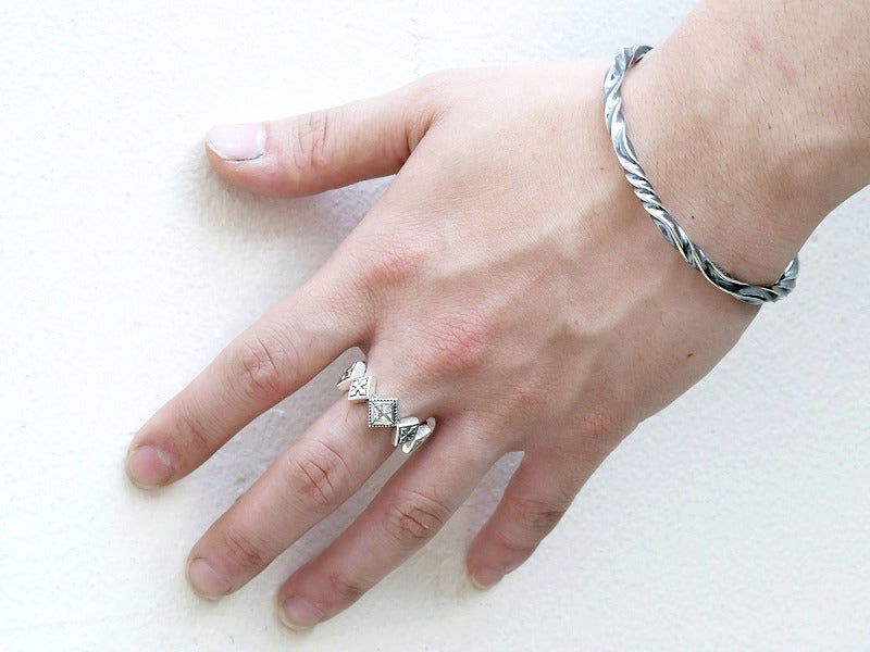 Deal Design Diamond Cross Ring