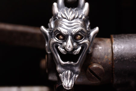 Mad Cult Satanist Mask 黃銅眼吊墜