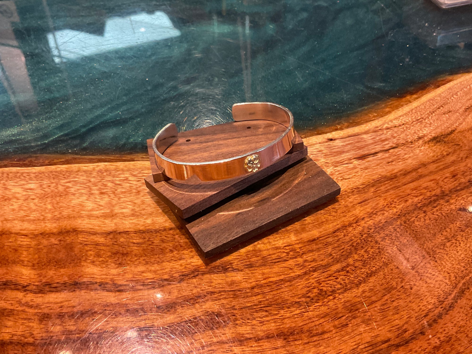 Nine Metal 18K Gold Sakura Point Silver Bangle
