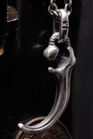Mad Cult hk Bone Claw 吊墜