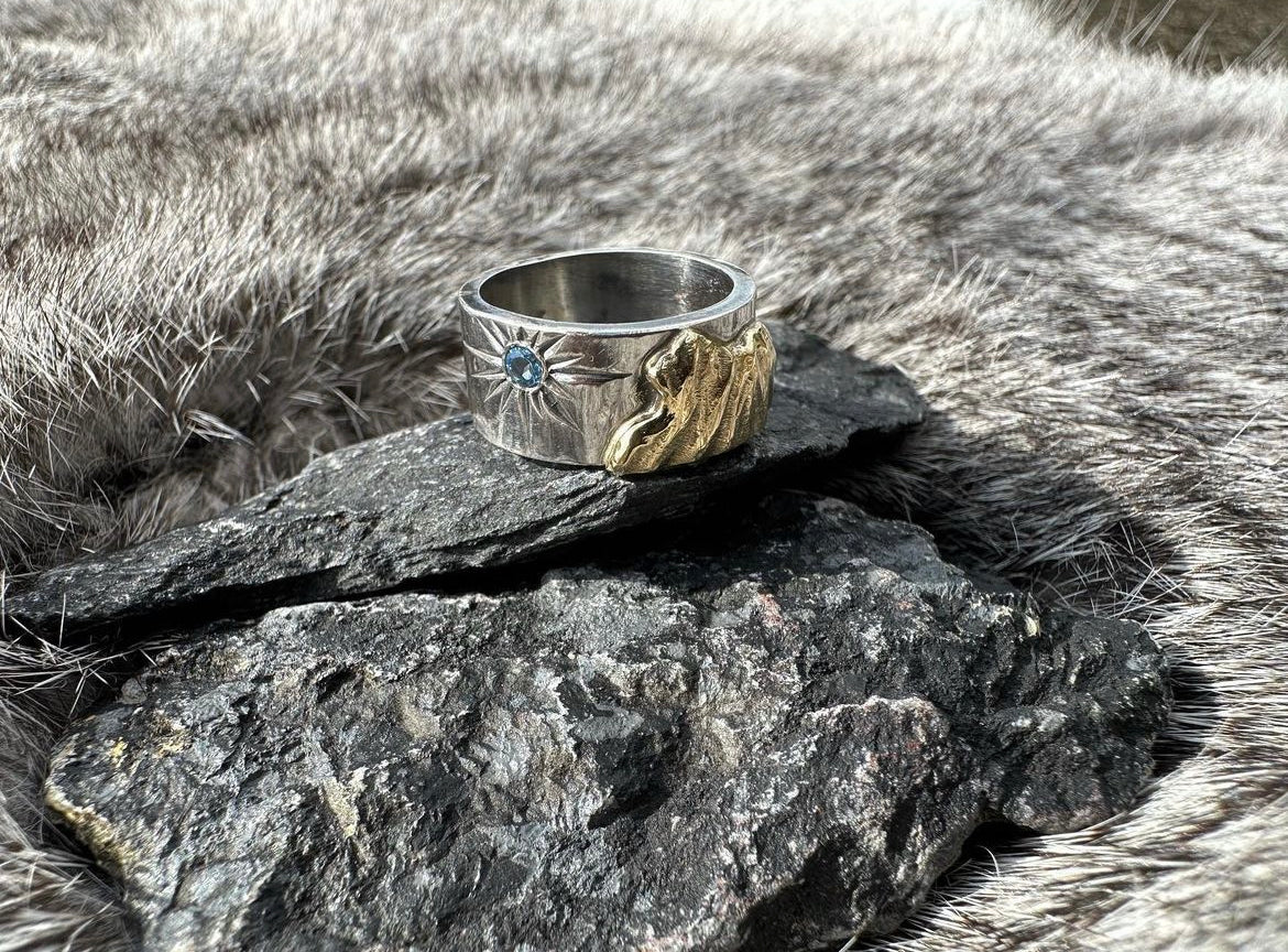 18K 金山獅子山放射戒指