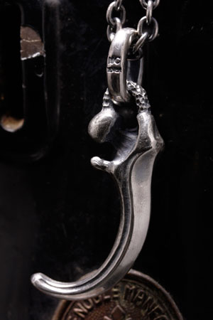 Mad Cult hk Bone Claw 吊墜