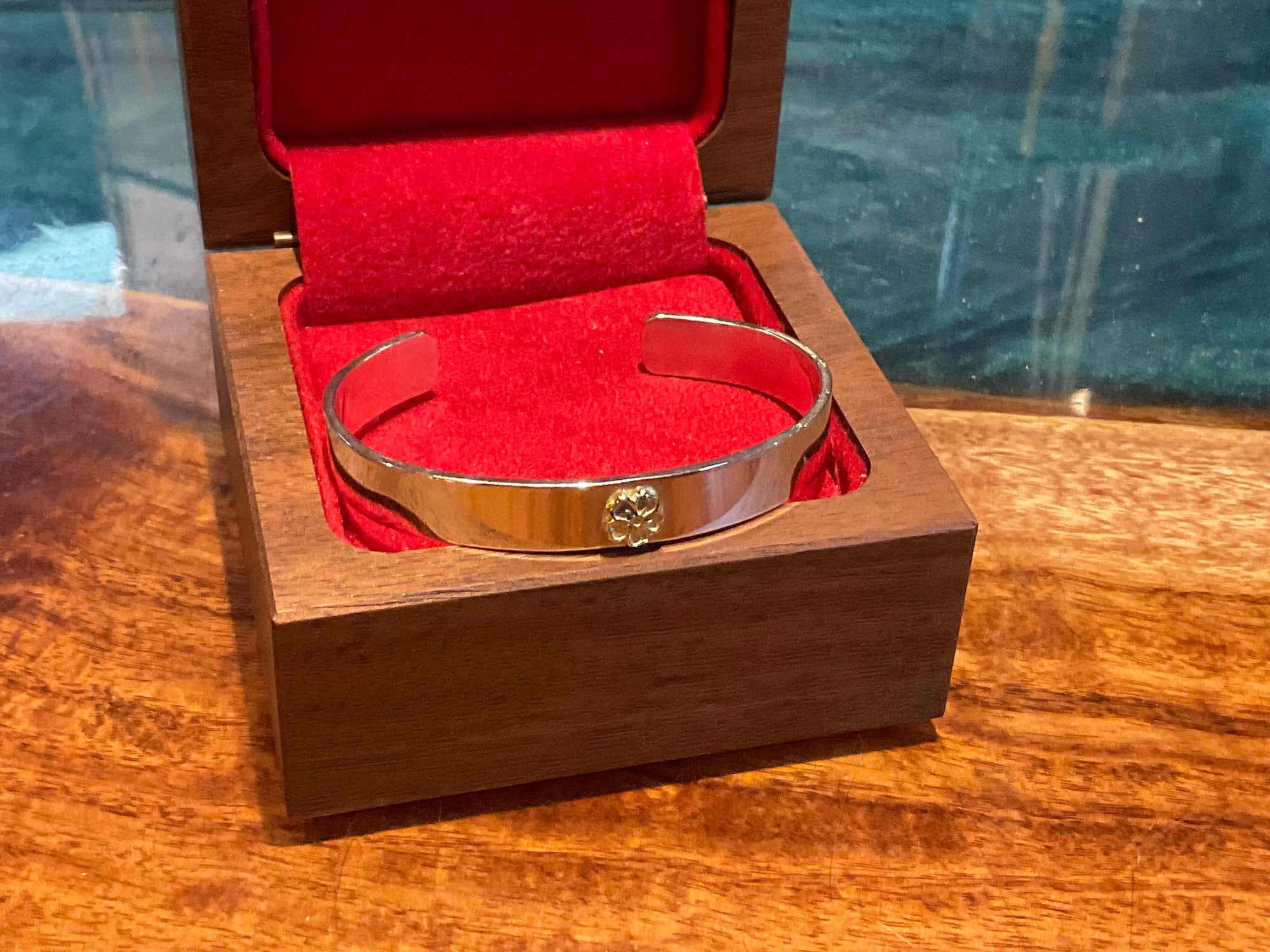 Nine Metal 18K Gold Sakura Point Silver Bangle