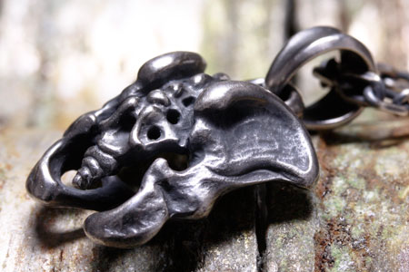 Mad Cult Pelvic Butterfly 吊墜