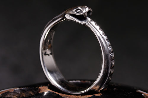 Mad Cult Pyramid Stud Snake 純銀戒指