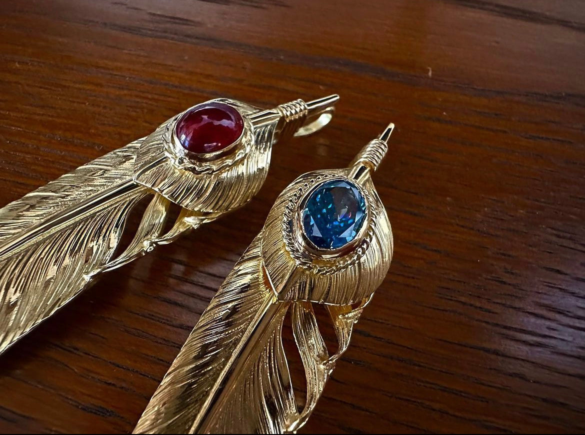 Albatory Top Gold Gold Feather Pendant w/ Stone