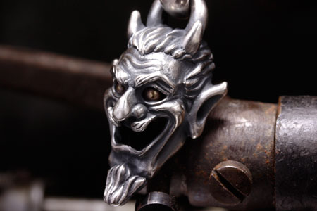 Mad Cult Satanist Mask 黃銅眼吊墜