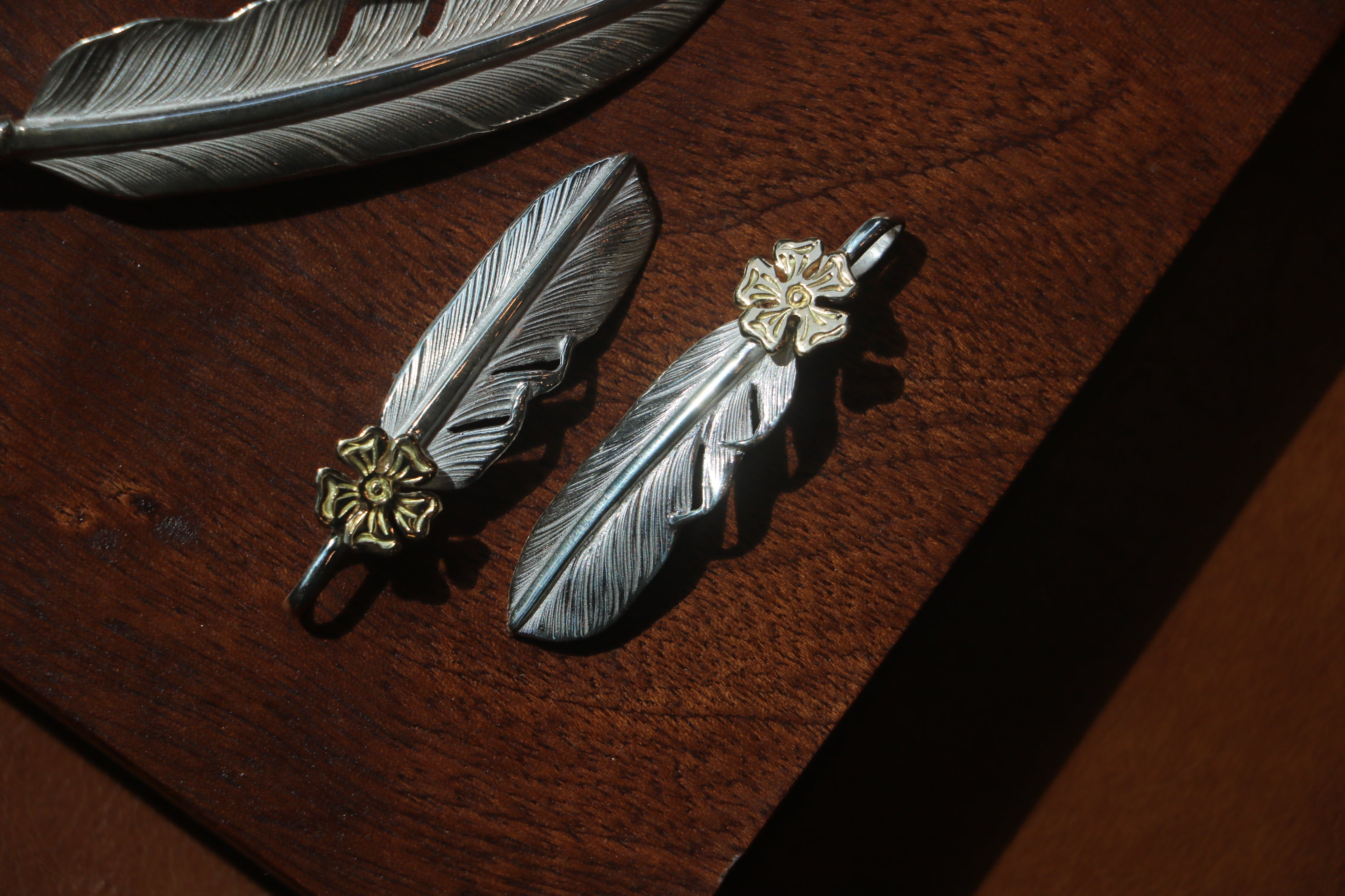 Top 18K Gold Hana Point Silver Feather S