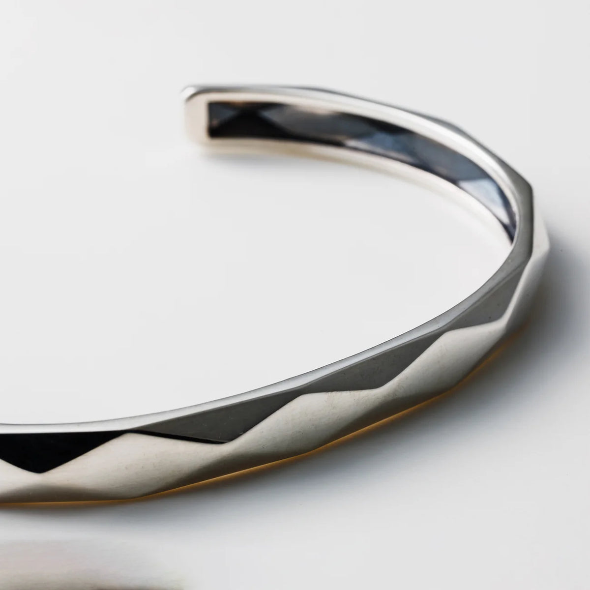 DIA SHAPE STUDS BANGLE