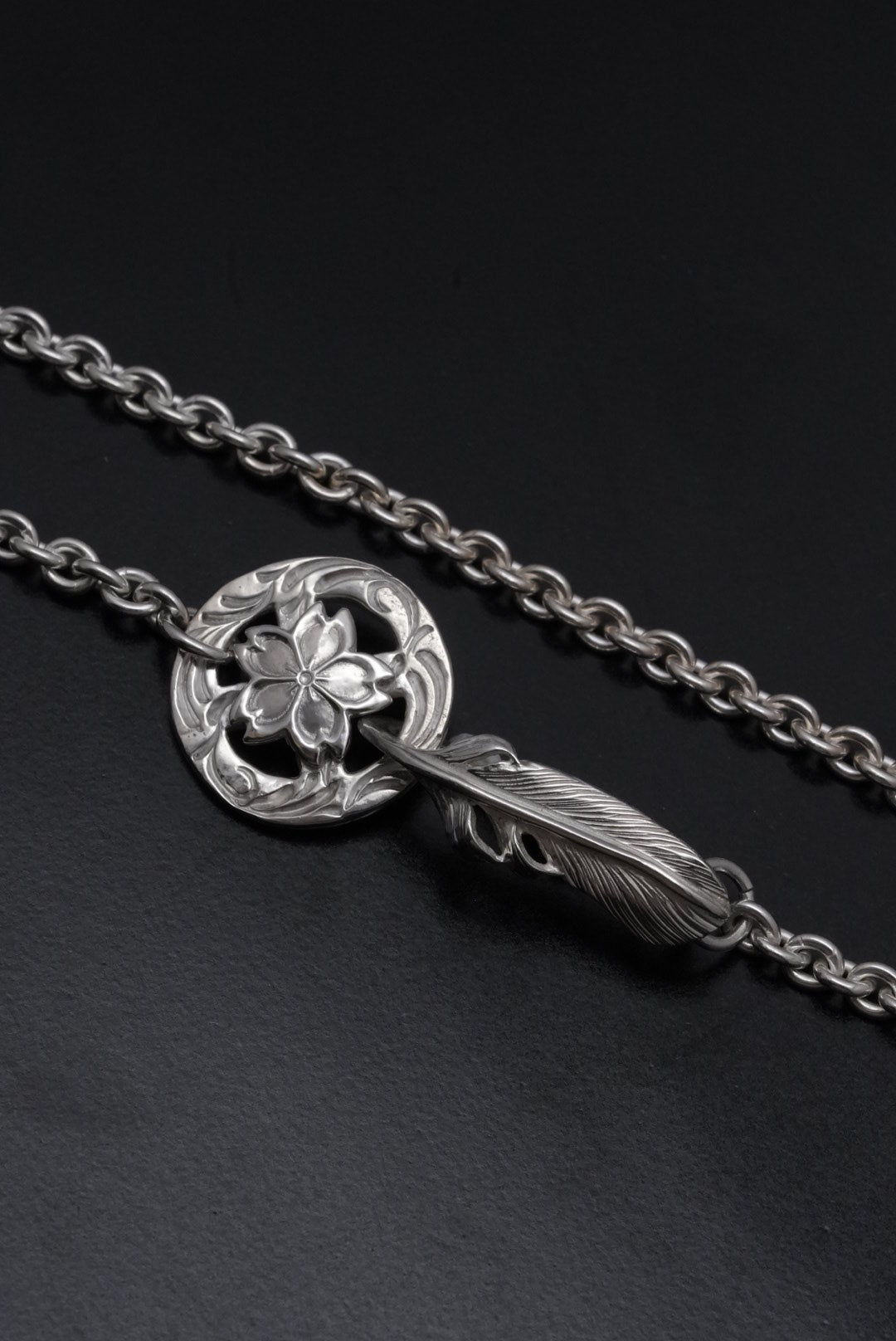 Nine Metal Silver Feather Hook Sakura Point Arabesque Wheel Chain