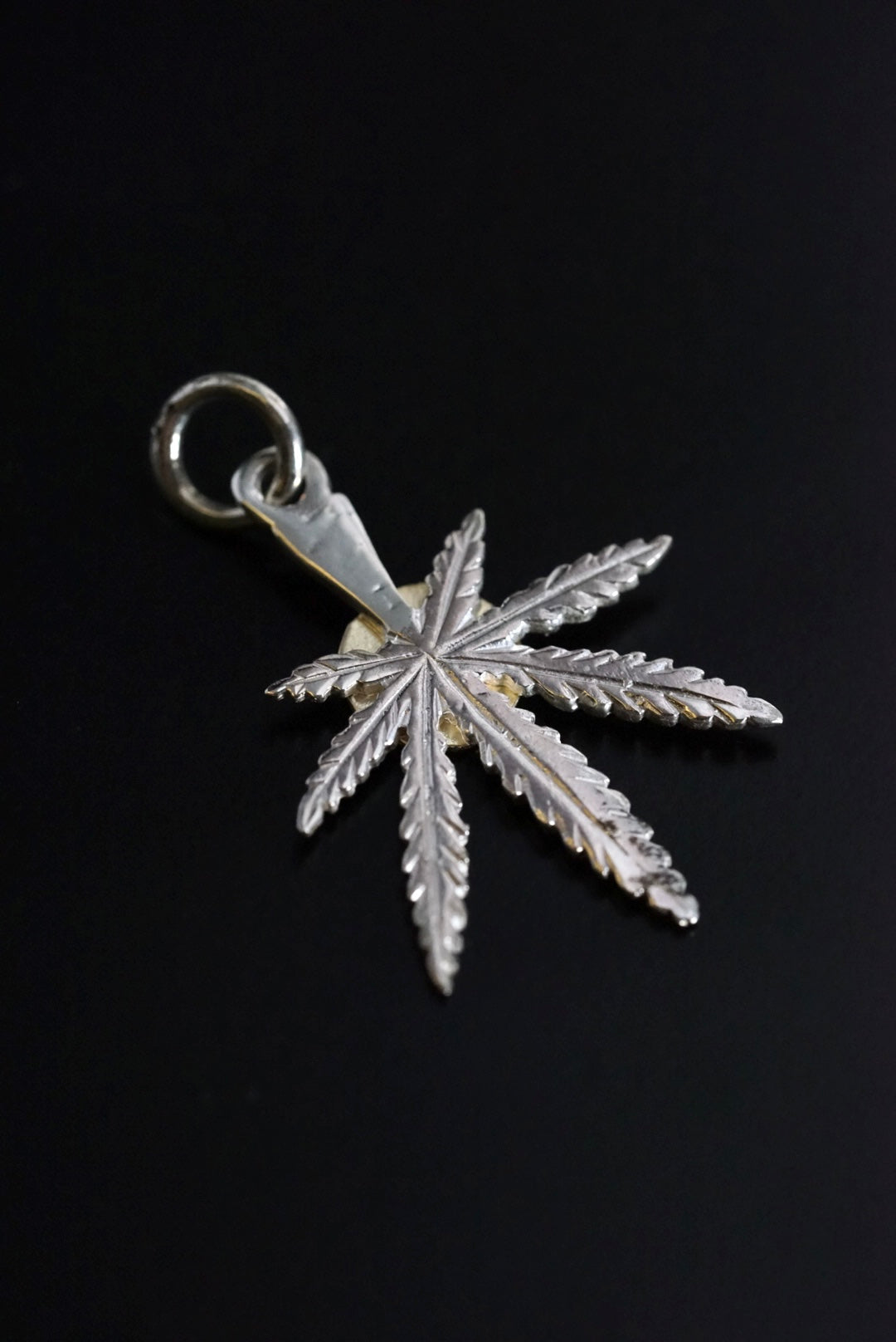 Albatory 18K Gold Point Cannabis Leaf Pendant